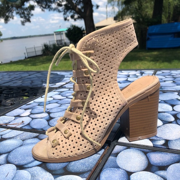 Cute heeled bootie - Picture 3 of 3